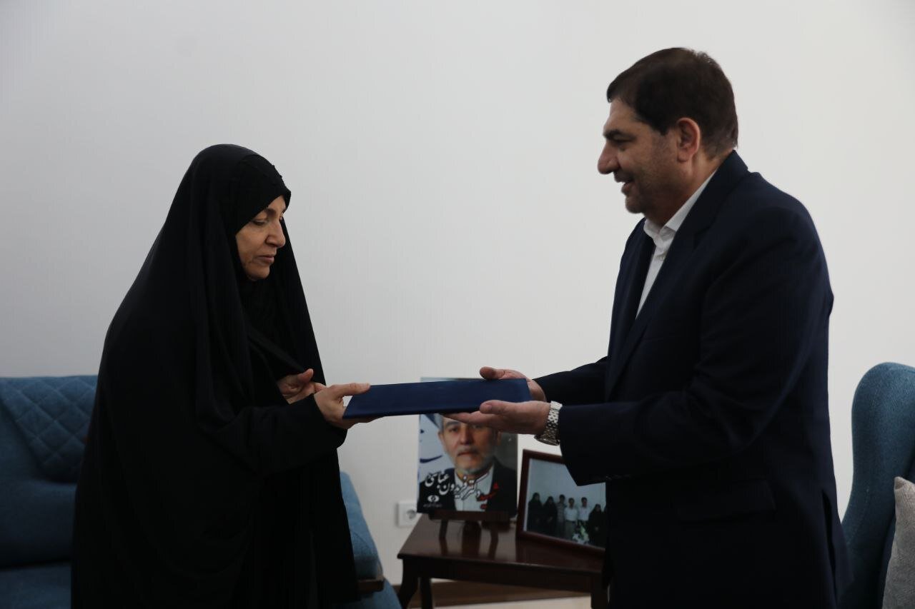 مخبر با خانواده شهید فریدون عباسی دیدار کرد+تصویر