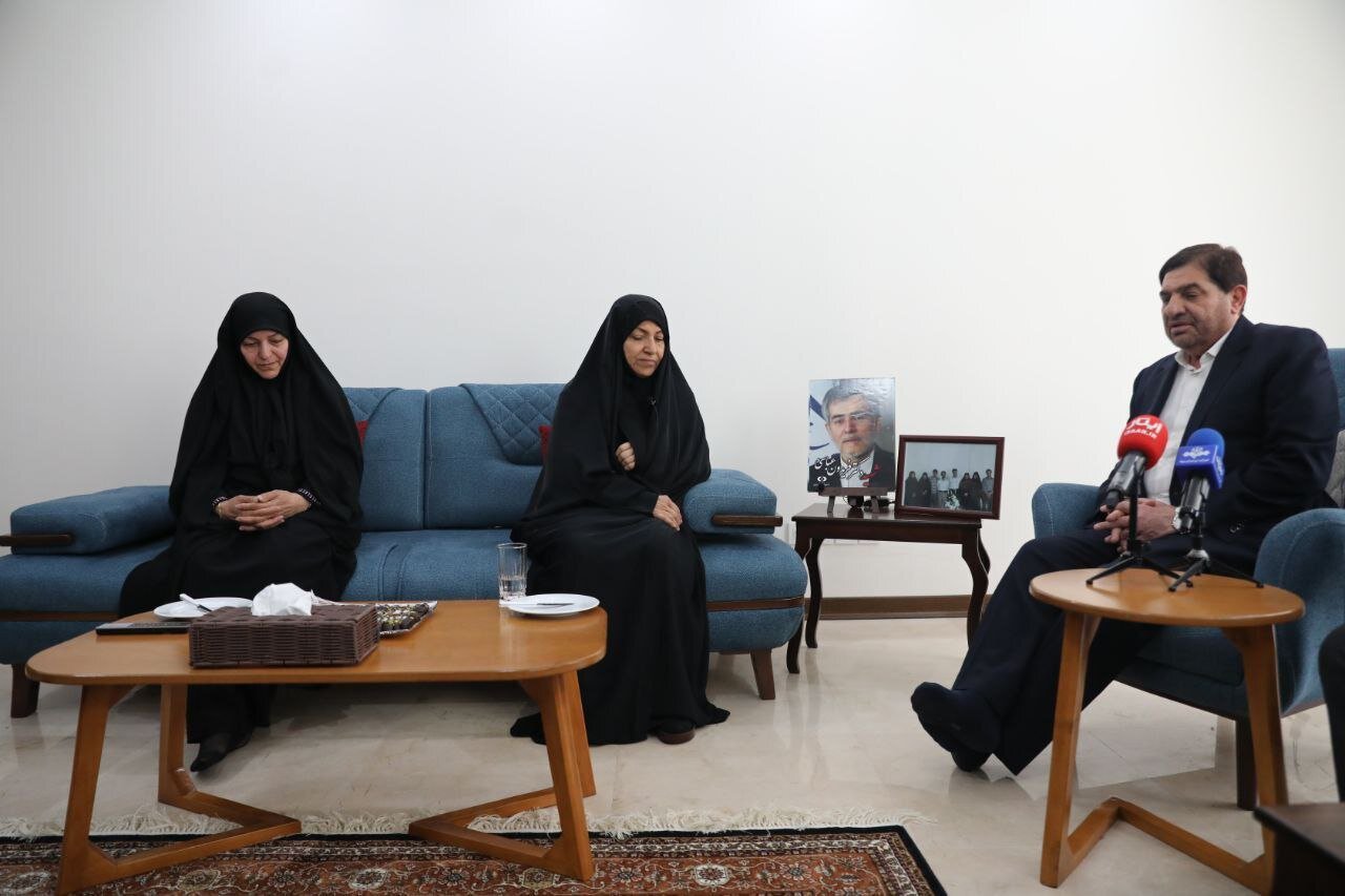 مخبر با خانواده شهید فریدون عباسی دیدار کرد+تصویر