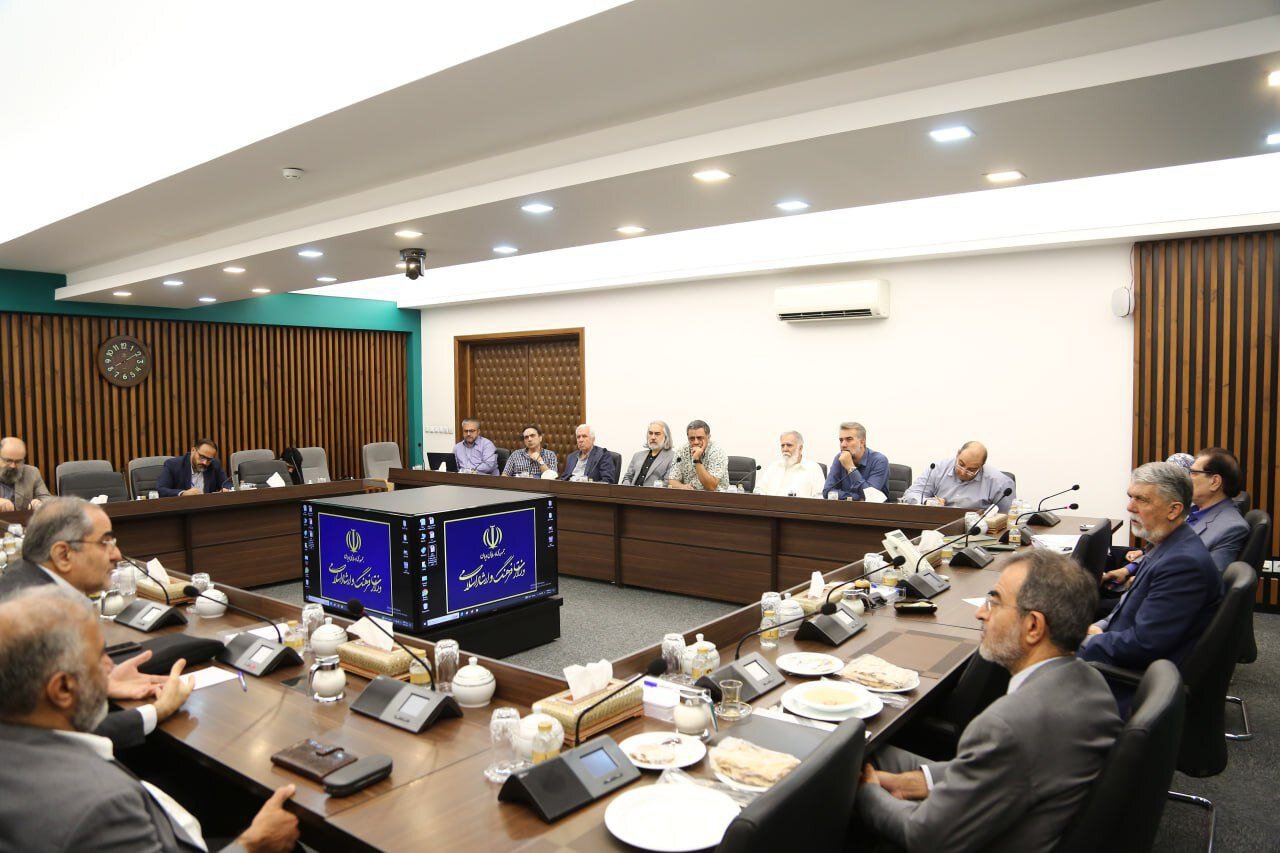 وزیر فرهنگ: سندنویسی زمینهساز وفاق نسبی در حکمرانی است/ بدون مشارکت ذینفعان، سندها در اجرا شکست میخورند وزیر فرهنگ: سندنویسی زمینهساز وفاق نسبی در حکمرانی است/ بدون مشارکت ذینفعان، سندها در اجرا شکست میخورند