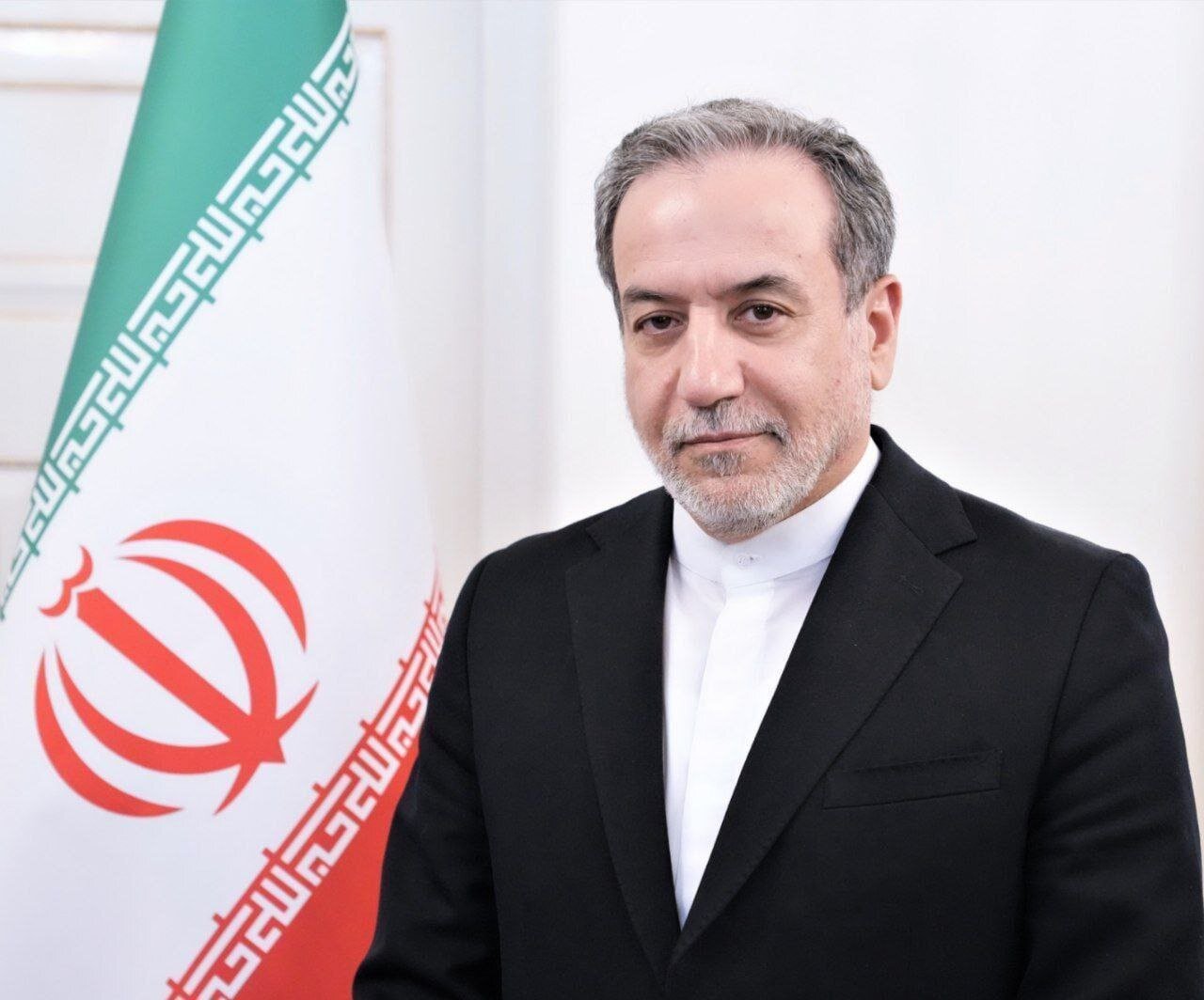 عراقچی به علی لاریجانی تبریک گفت عراقچی به علی لاریجانی تبریک گفت