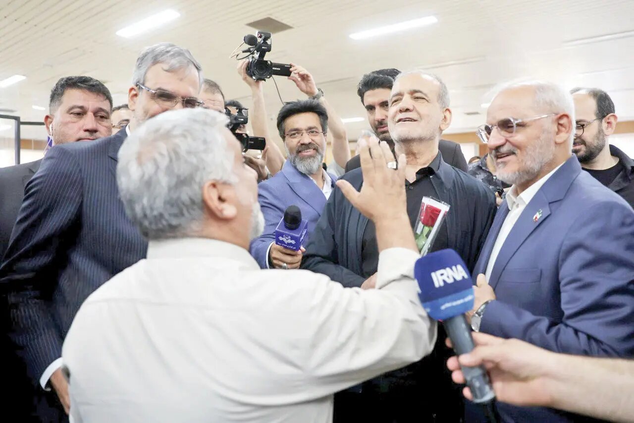 این چه بازدید سرزدهای بود که خبرنگار صداوسیما هم آنجا بود و با پزشکیان مصاحبه کرد؟! این چه بازدید سرزدهای بود که خبرنگار صداوسیما هم آنجا بود و با پزشکیان مصاحبه کرد؟!