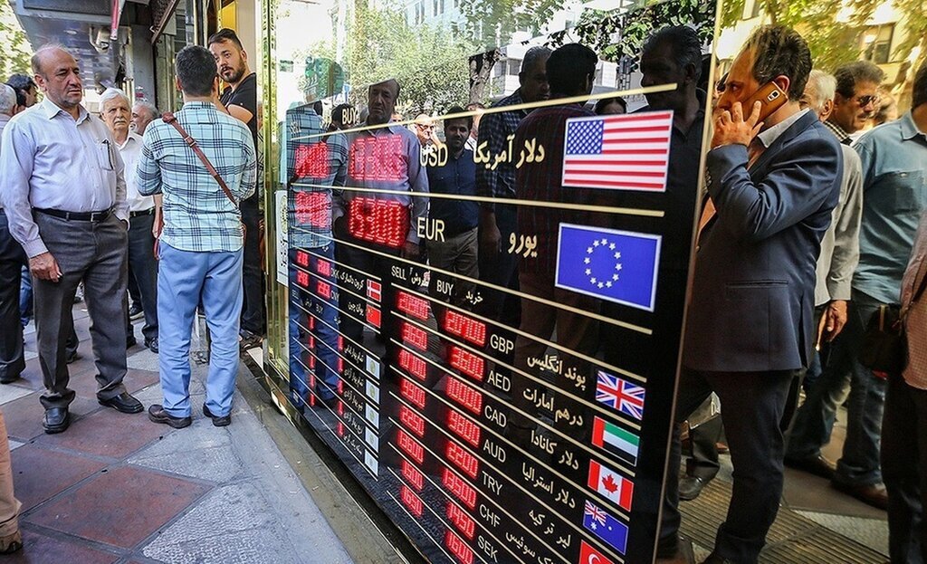 پیشبینی یک فعال اقتصادی از قیمت دلار/ حسینی: بازار از شوک بازگشت قطعنامهها عبور کرد؛ احتمال سقوط قیمت دلار تا این عدد وجود دارد پیشبینی یک فعال اقتصادی از قیمت دلار/ حسینی: بازار از شوک بازگشت قطعنامهها عبور کرد؛ احتمال سقوط قیمت دلار تا این عدد وجود دارد