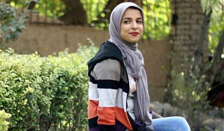انتقاد روزنامه اطلاعات از حکم حبس برای زینب موسوی بخاطر اهانت به فردوسی/شاملو هم علیه فردوسی حرف زد، چون سوادش را نداشت انتقاد روزنامه اطلاعات از حکم حبس برای زینب موسوی بخاطر اهانت به فردوسی/شاملو هم علیه فردوسی حرف زد، چون سوادش را نداشت