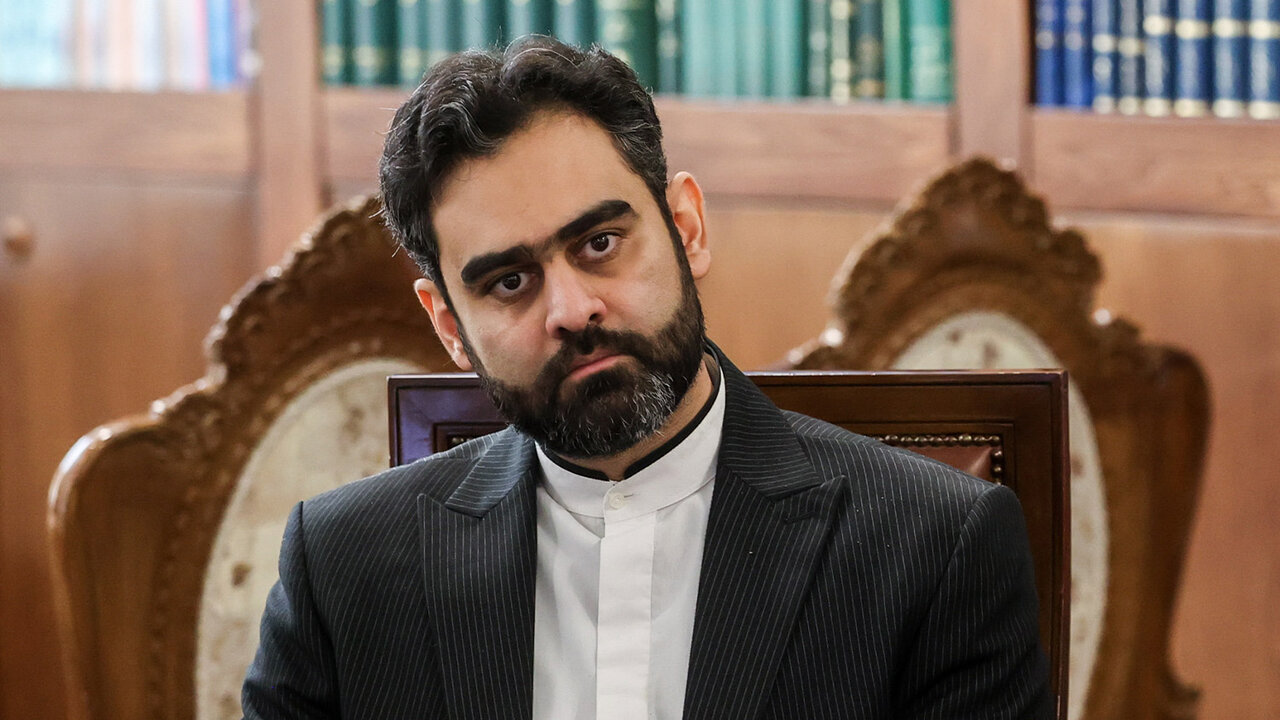 حمله روزنامه اصولگرا به نماینده تندرو مجلس/ از سردار سلیمانی خرج می کنید و به سیره اخلاقی او بی توجهید حمله روزنامه اصولگرا به نماینده تندرو مجلس/ از سردار سلیمانی خرج می کنید و به سیره اخلاقی او بی توجهید