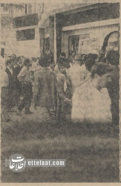 ۶۰ سال پیش؛ شبخوابی جلوی کتابفروشیها برای دریافت کتب درسی + عکس