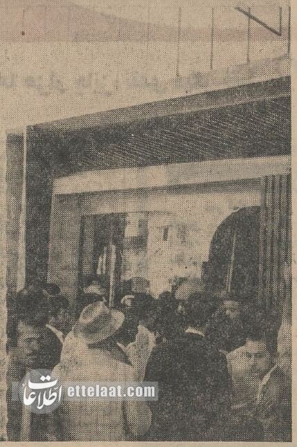 ۶۰ سال پیش؛ شبخوابی جلوی کتابفروشیها برای دریافت کتب درسی + عکس