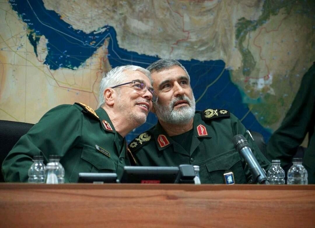 عکسی از شهیدان باقری در یک شهر موشکی/ شهید حاجی زاده هم بود عکسی از شهیدان باقری در یک شهر موشکی/ شهید حاجی زاده هم بود