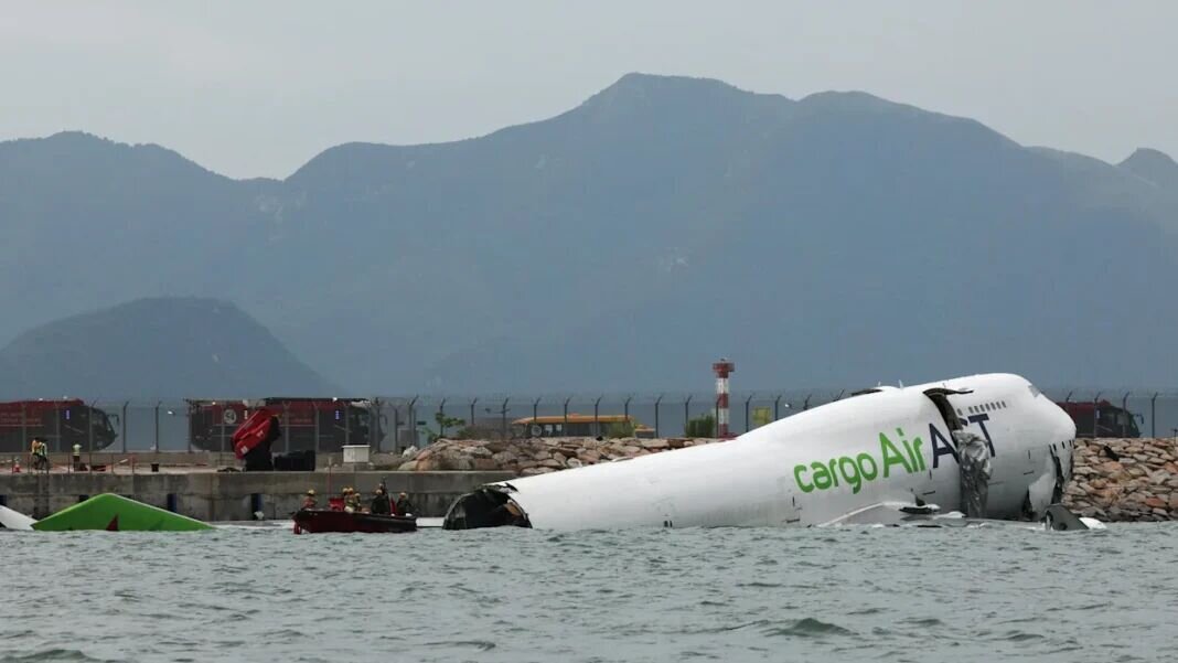 تصادف هواپیما با یک خودرو قربانی گرفت تصادف هواپیما با یک خودرو قربانی گرفت