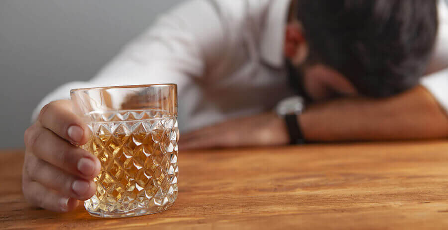 افزایش چشمگیر بیماران الکلی؛ «شبی یکی دو بیمار با مسمومیت اتانول داریم»/ شیشه دارد جای هروئین را میگیرد افزایش چشمگیر بیماران الکلی؛ «شبی یکی دو بیمار با مسمومیت اتانول داریم»/ شیشه دارد جای هروئین را میگیرد