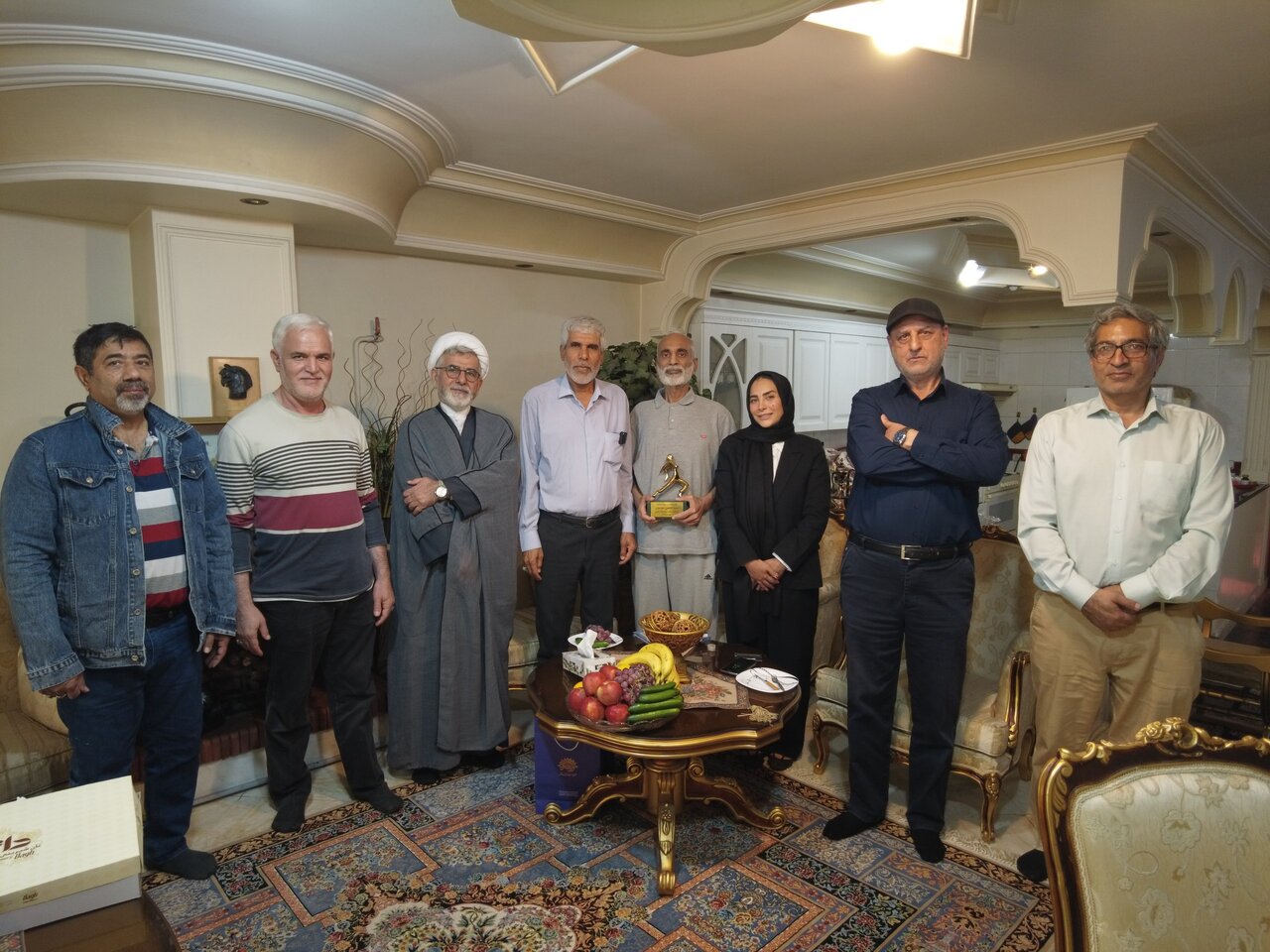 تندیسهایی مردمی در دستان قهرمانانی گمنام تندیسهایی مردمی در دستان قهرمانانی گمنام