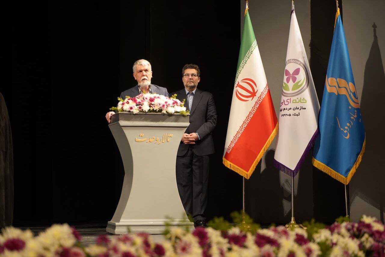 سید عباس صالحی؛ وزیرفرهنگ و ارشاد اسلامی: خانواده بیماران پروانهای الگویی از «توانستن» هستند سید عباس صالحی؛ وزیرفرهنگ و ارشاد اسلامی: خانواده بیماران پروانهای الگویی از «توانستن» هستند