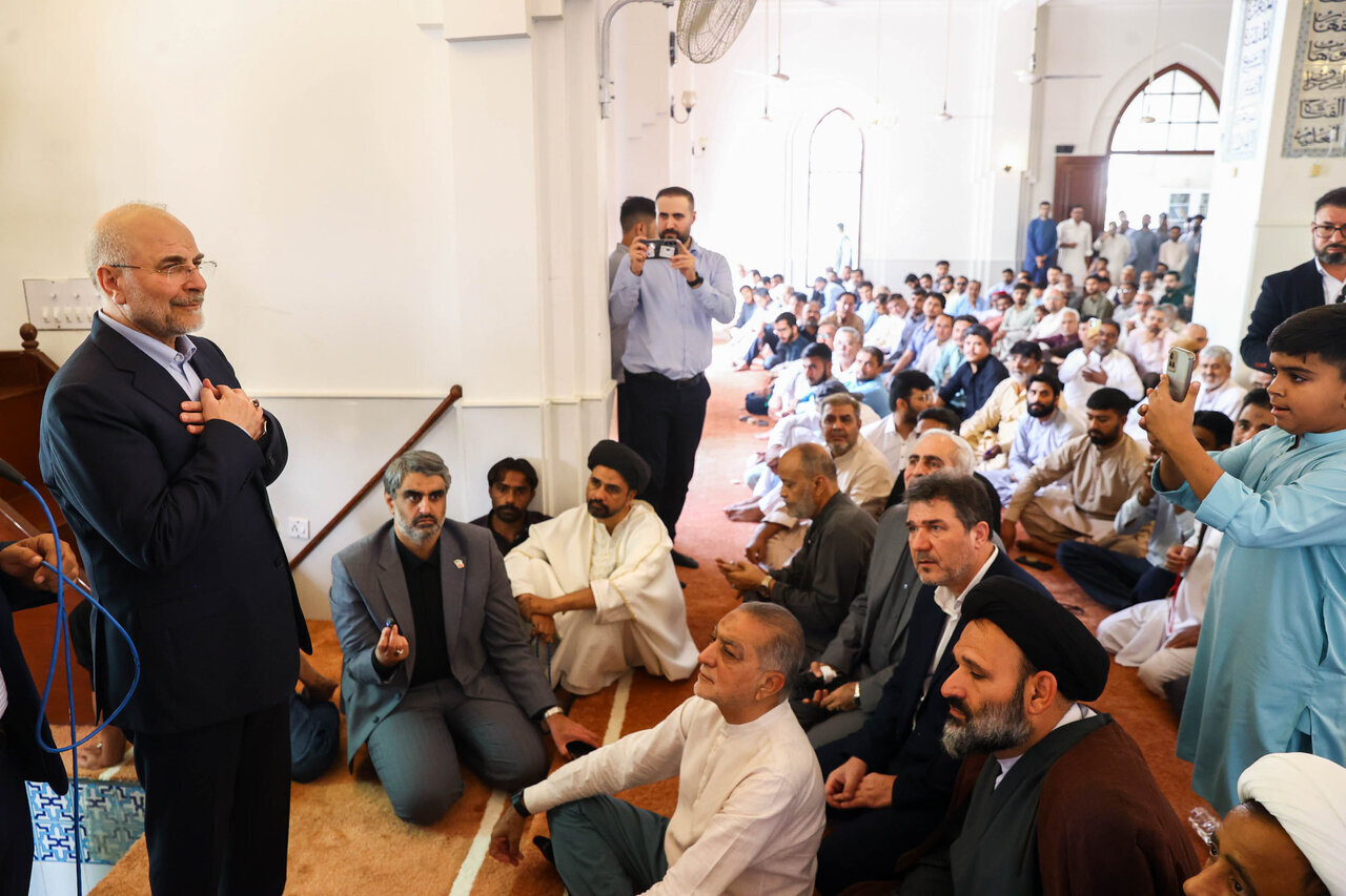 بوسه قالیباف بر دست نمازگزار پاکستانی/ تصاویر دیدنی از حضور رییس مجلس در نمازجمعه کراچی بوسه قالیباف بر دست نمازگزار پاکستانی/ تصاویر دیدنی از حضور رییس مجلس در نمازجمعه کراچی