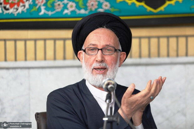 آیتالله ایازی: قرآن زن و مرد را یکسان و بدون تفاوت ذاتی میداند/ برخی تفاسیر گذشته بر اساس برداشتهای تورات و انجیل، زن را طفیلی مرد دانستهاند آیتالله ایازی: قرآن زن و مرد را یکسان و بدون تفاوت ذاتی میداند/ برخی تفاسیر گذشته بر اساس برداشتهای تورات و انجیل، زن را طفیلی مرد دانستهاند