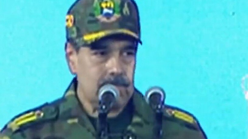 مادورو با در دست گرفتن شمشیر طلایی در یک سخنرانی آتشین فراخوان داد: همه برخیزید / از ایران مقاوم سپاسگزاریم/ عکس مادورو با در دست گرفتن شمشیر طلایی در یک سخنرانی آتشین فراخوان داد: همه برخیزید / از ایران مقاوم سپاسگزاریم/ عکس