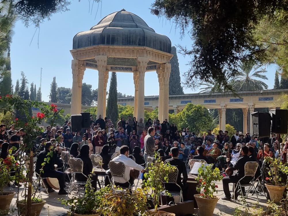 مهمانان جشنواره جهانی فیلم فجر به حافظیه رفتند مهمانان جشنواره جهانی فیلم فجر به حافظیه رفتند