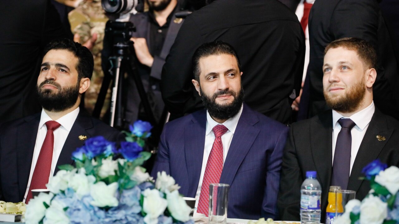 شهروندان سوریه هزینه عکسهای یادگاری مقامهای غربی با حاکمان جدید دمشق را میپردازند / غرب باید تعامل با احمد الشرع را مشروط کند شهروندان سوریه هزینه عکسهای یادگاری مقامهای غربی با حاکمان جدید دمشق را میپردازند / غرب باید تعامل با احمد الشرع را مشروط کند