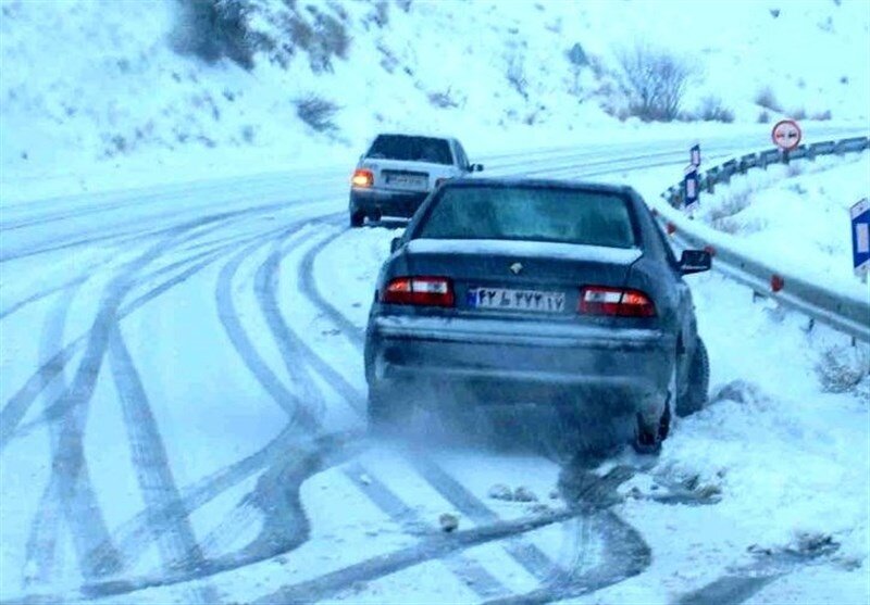 بارش باران و برف در محورهای ۱۰ استان/ ترافیک نیمهسنگین در ۳ آزادراه بارش باران و برف در محورهای ۱۰ استان/ ترافیک نیمهسنگین در ۳ آزادراه