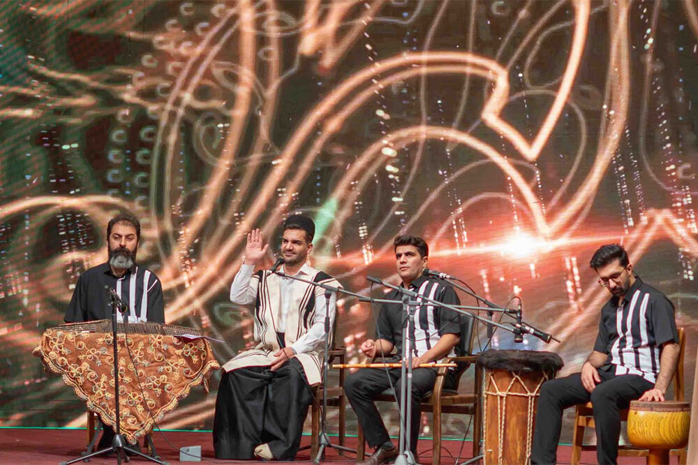 دلدادگی زیر سایه بلوط/ زاگرس در تهران؛ جشنواره «بلوط» به ایستگاه هفتم رسید دلدادگی زیر سایه بلوط/ زاگرس در تهران؛ جشنواره «بلوط» به ایستگاه هفتم رسید