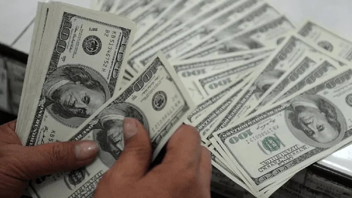 قیمت دلار، یورو و سایر ارزها امروز ۱۶ دی/ افزایش قیمتها سرعت گرفت، حواله دلار یکباره ۴۴ هزار تومان گران شد قیمت دلار، یورو و سایر ارزها امروز ۱۶ دی/ افزایش قیمتها سرعت گرفت، حواله دلار یکباره ۴۴ هزار تومان گران شد