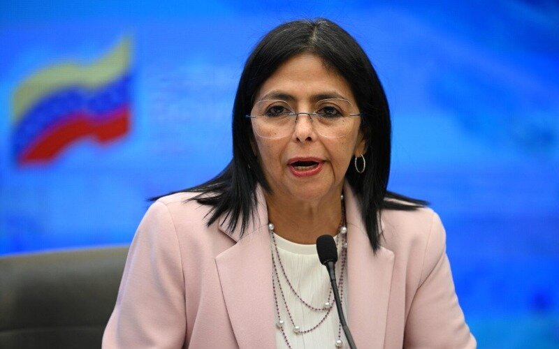 معاون مادورو سرپرست دولت شد/ رودریگز: مستعمره نمیشویم ونزوئلا فقط یک رئیس جمهور دارد آن هم مادورو است، اگر آسیبی به او وارد شود مسلحانه اقدام میکنیم معاون مادورو سرپرست دولت شد/ رودریگز: مستعمره نمیشویم ونزوئلا فقط یک رئیس جمهور دارد آن هم مادورو است، اگر آسیبی به او وارد شود مسلحانه اقدام میکنیم