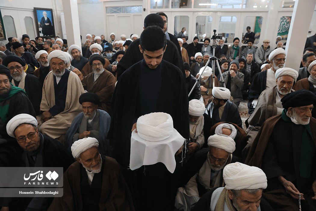 تصاویری از مراسم عمامه گذاری توسط دو مرجع تقلید/ احترام ویژه احمد خاتمی به آیت الله مکارم شیرازی تصاویری از مراسم عمامه گذاری توسط دو مرجع تقلید/ احترام ویژه احمد خاتمی به آیت الله مکارم شیرازی