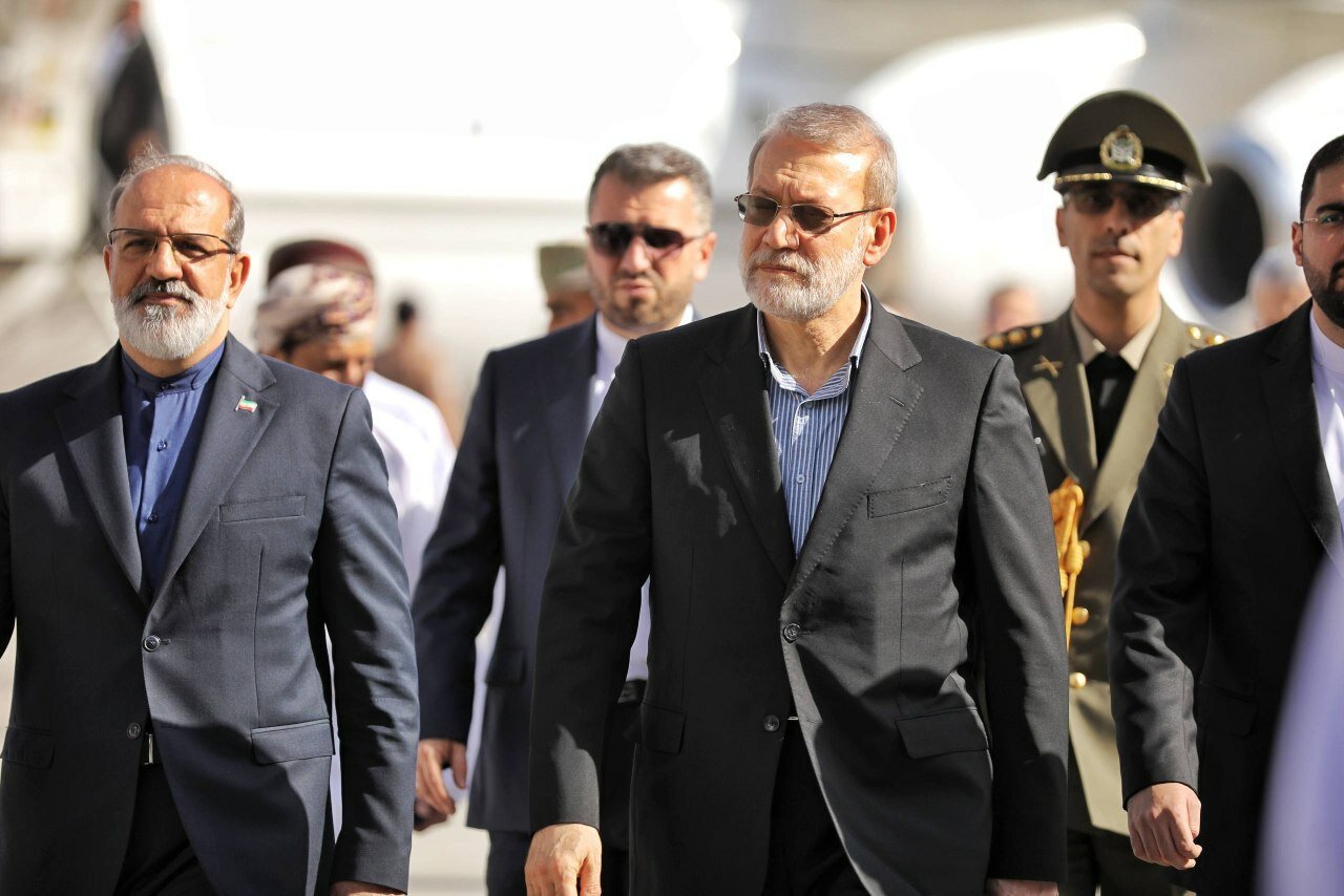 علی لاریجانی وارد مسقط شد/ چه کسی از دبیر شورایعالی امنیت ملی استقبال کرد؟+ تصاویر علی لاریجانی وارد مسقط شد/ چه کسی از دبیر شورایعالی امنیت ملی استقبال کرد؟+ تصاویر