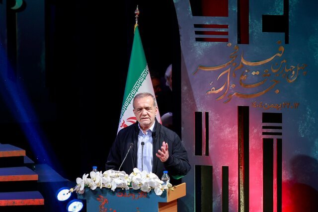 پزشکیان: از همه سینماگرانی که باوجود فشارها به جشنواره آمدند، قلباً تشکر میکنم/ بسیاری از شبها از تلخی اتفاقات اخیر کشور نمیخوابم پزشکیان: از همه سینماگرانی که باوجود فشارها به جشنواره آمدند، قلباً تشکر میکنم/ بسیاری از شبها از تلخی اتفاقات اخیر کشور نمیخوابم