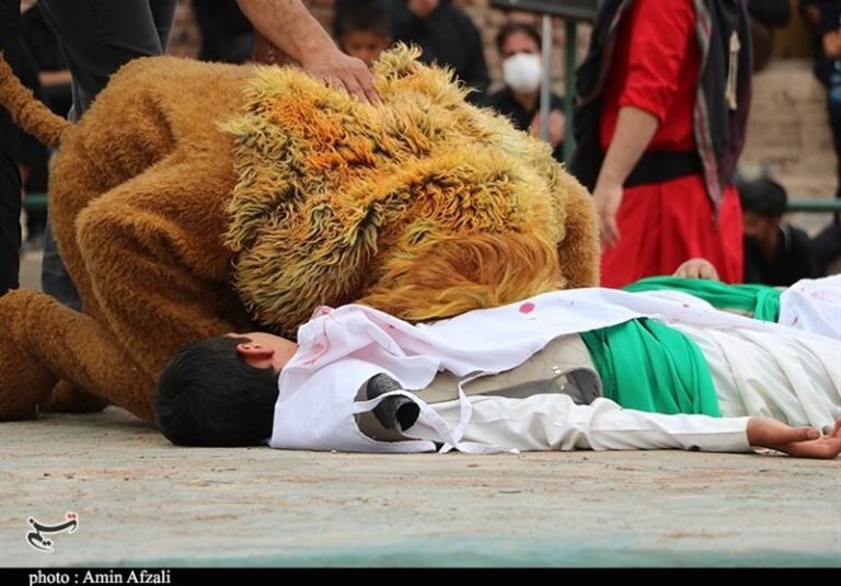 با شیرِ تعزیه چه کردیم که اسباب مضحکه شد؟! با شیرِ تعزیه چه کردیم که اسباب مضحکه شد؟!
