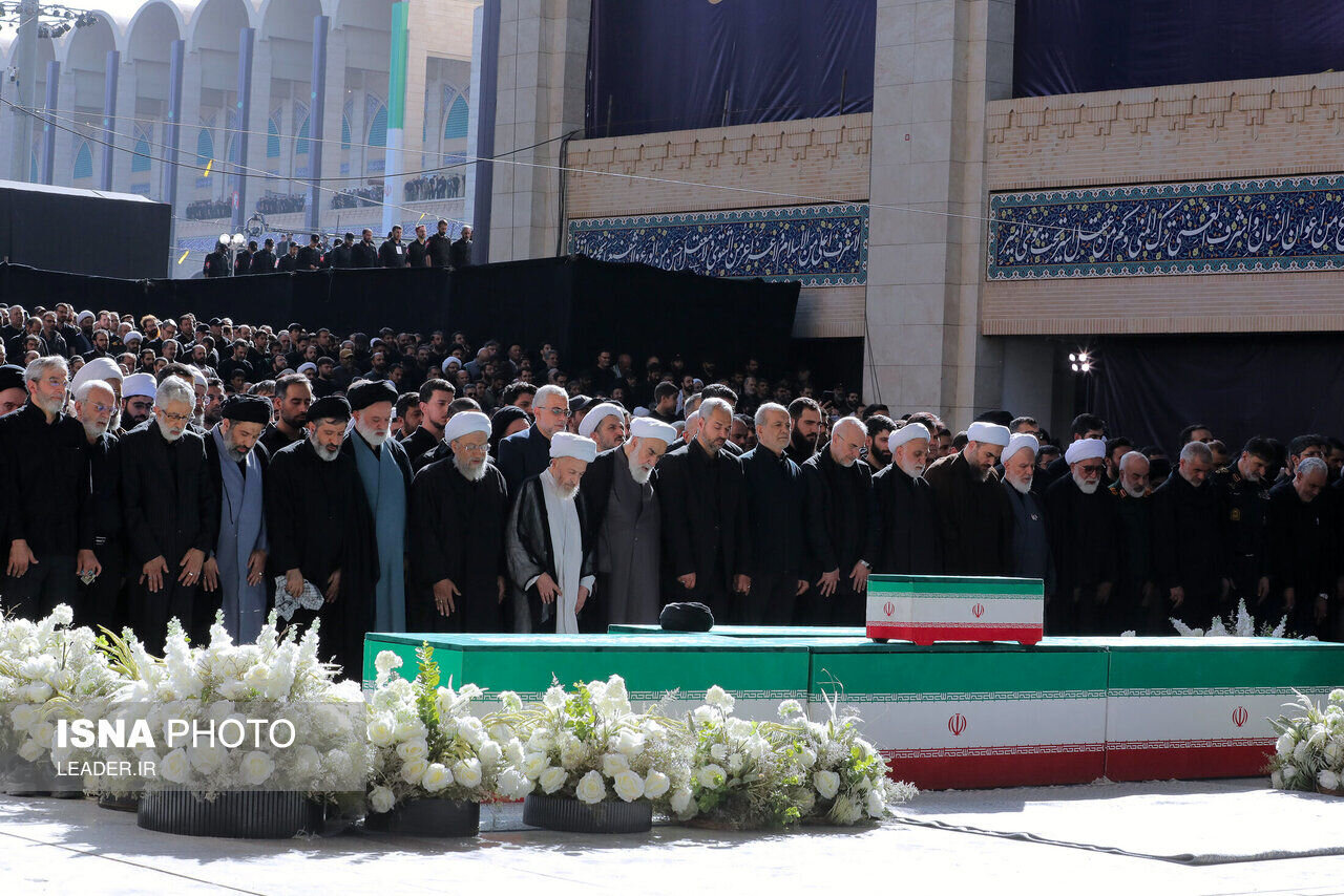 عکسی از فرزندان رهبر شهید انقلاب در کنار همسر شهیده بشری خامنهای/ محمدی گلپایگانی هم بود عکسی از فرزندان رهبر شهید انقلاب در کنار همسر شهیده بشری خامنهای/ محمدی گلپایگانی هم بود