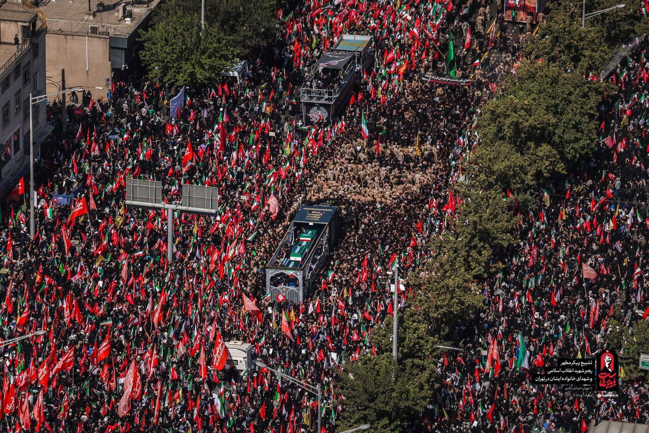 پوشش متفاوت برخی زنان در مراسم تشییع پیکر رهبر شهید انقلاب پوشش متفاوت برخی زنان در مراسم تشییع پیکر رهبر شهید انقلاب