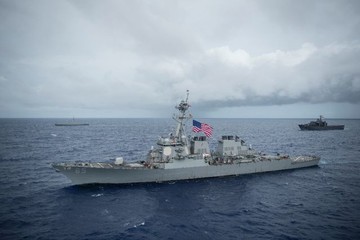 روایت فرمانده آمریکایی از رویارویی قایق‌های ایرانی با ناو آمریکایی
