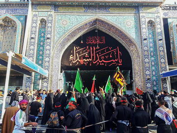 ورود دسته‌های عزاداری به حرم امام حسین(ع)