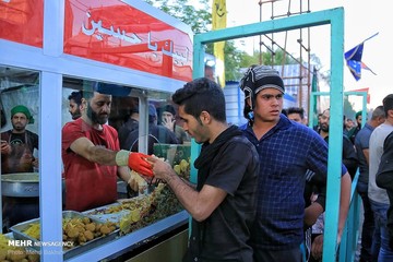 پذیرایی عراقی ها از زائران اربعین