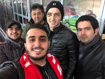 سردار با چشم بخیه خورده روی نیمکت روبین کازان
