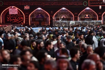 عزاداران اربعین در حرم حضرت عباس (ع)