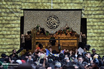 عزاداران اربعین در حرم حضرت عباس (ع)