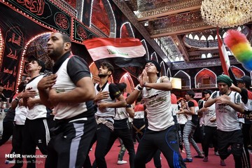 عزاداران اربعین در حرم حضرت عباس (ع)