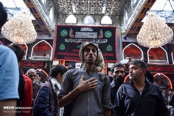 عزاداران اربعین در حرم حضرت عباس (ع)