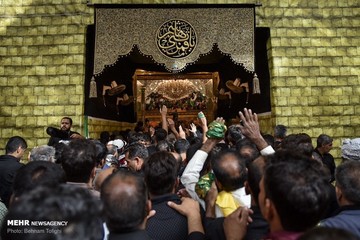 عزاداران اربعین در حرم حضرت عباس (ع)