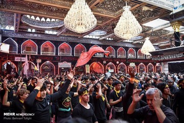 عزاداران اربعین در حرم حضرت عباس (ع)