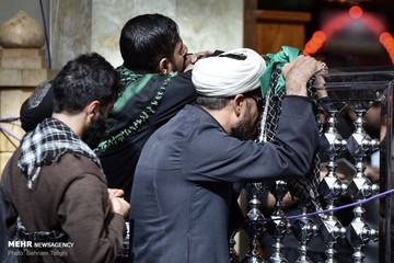 عزاداران اربعین در حرم حضرت عباس (ع)