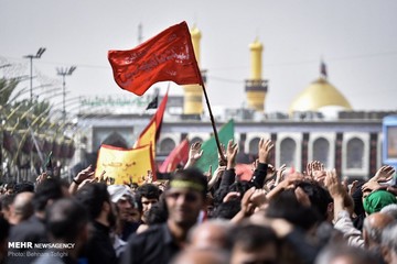 عزاداران اربعین در حرم حضرت عباس (ع)