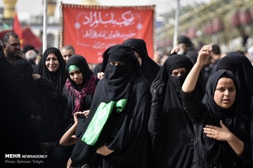 عزاداران اربعین در حرم حضرت عباس (ع)