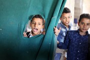 تصاویر | تحصیل  ۷۰۰ دانش‌آموز در خانه معلم یمنی