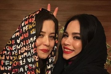 عکس یادگاری خواهران شریفی‌نیا با پدرومادرشان در یک جشن