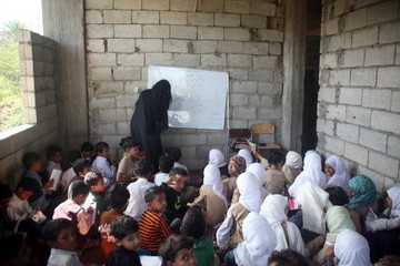 معلم یمنی خانه خود را به مدرسه تبدیل کرد