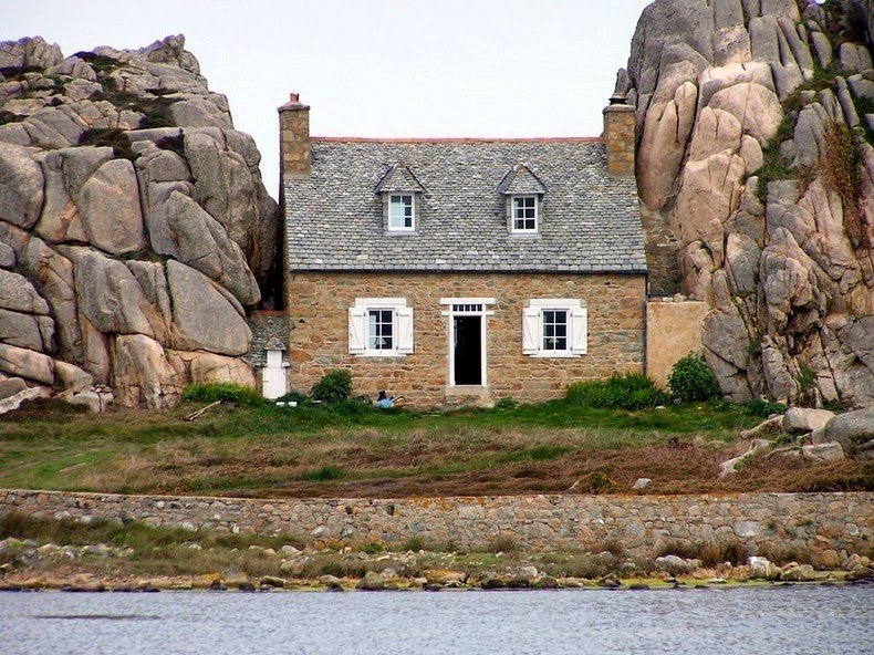 خانه‌ای میان صخره‌ها