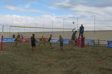 آغاز مسابقات والیبال ساحلی کارگران در گنبدکاووس 