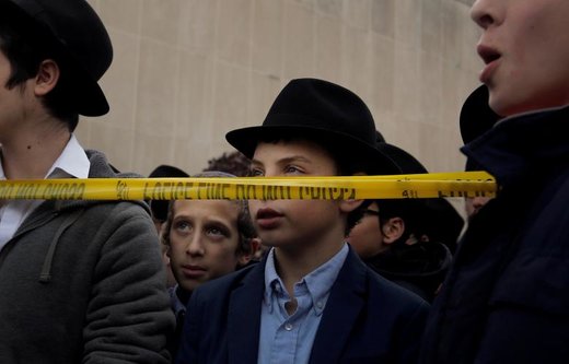 پسران یهودی پس از آنکه 11 نفردر حمله مسلحانه کشته شدند در خارج  از کنیسه «درخت زندگی» در شهر پیتسبرگ ایالت پنسیلوانیای آمریکا دعا می کنند