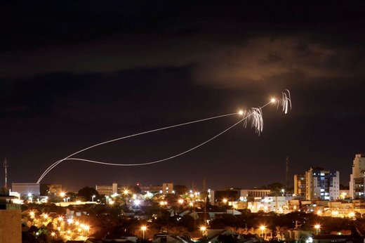 سیستم سپر دفاع موشکی اسرائیل به نام گنبد آهنین، موشک‌ها و راکت‌های شلیک  شده از غزه را هدف قرار داد